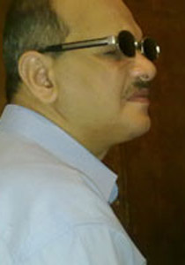 كفيف مصري يبدع في العزف على آلة الدرامز!!