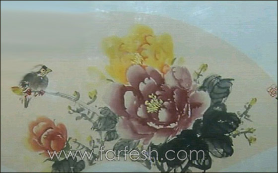  احد اشهر الرسامين عالميا يرسم برجليه وفمه فقط!!