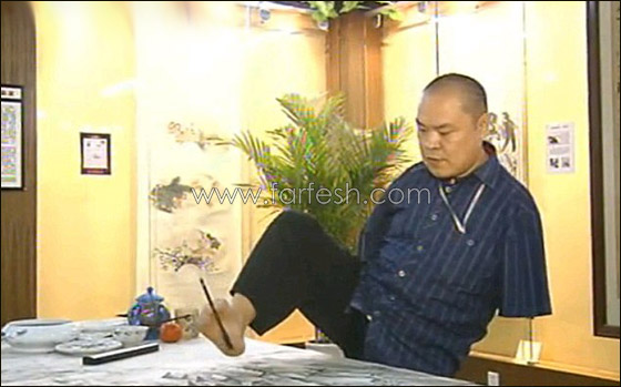  احد اشهر الرسامين عالميا يرسم برجليه وفمه فقط!!