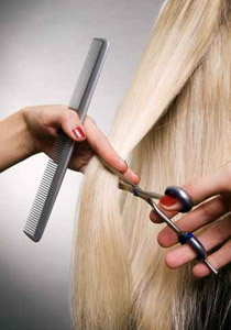 اليك سيدتي.. مجموعة نصائح لقص الشعر بالمنزل!