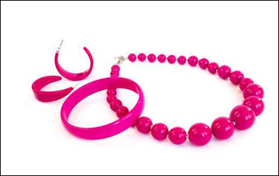 اليكن.. تشكيلة من احدث الازياء باللون الزهري!!