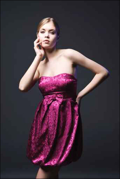 اليكن.. تشكيلة من احدث الازياء باللون الزهري!!