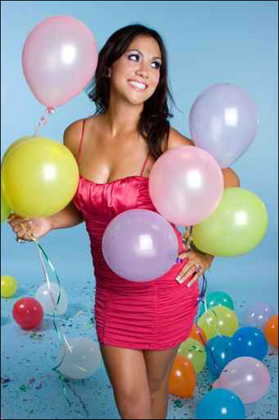 اليكن.. تشكيلة من احدث الازياء باللون الزهري!!