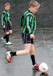 طفل بدون اطراف يحقق حلمه ويصبح نجم في كرة القدم!!