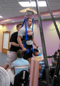 امريكي مشلول يتمكن من المشي مجددا رغم انشطار نخاعه الشوكي!!