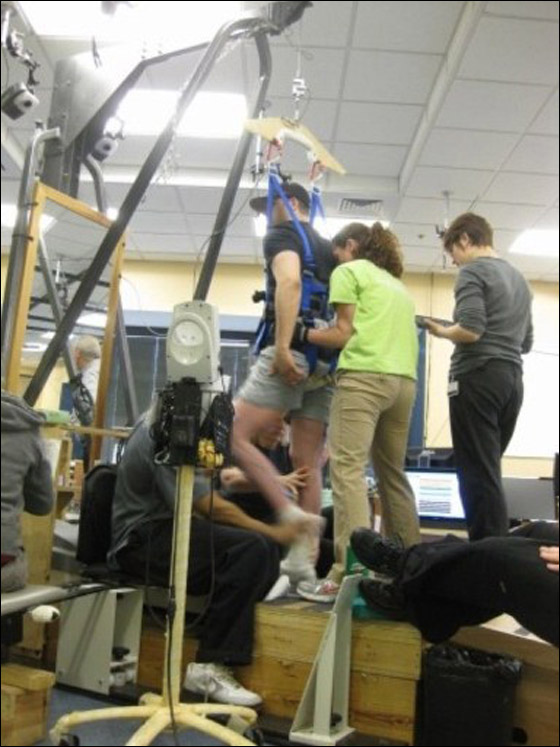 امريكي مشلول يتمكن من المشي مجددا رغم انشطار نخاعه الشوكي!!