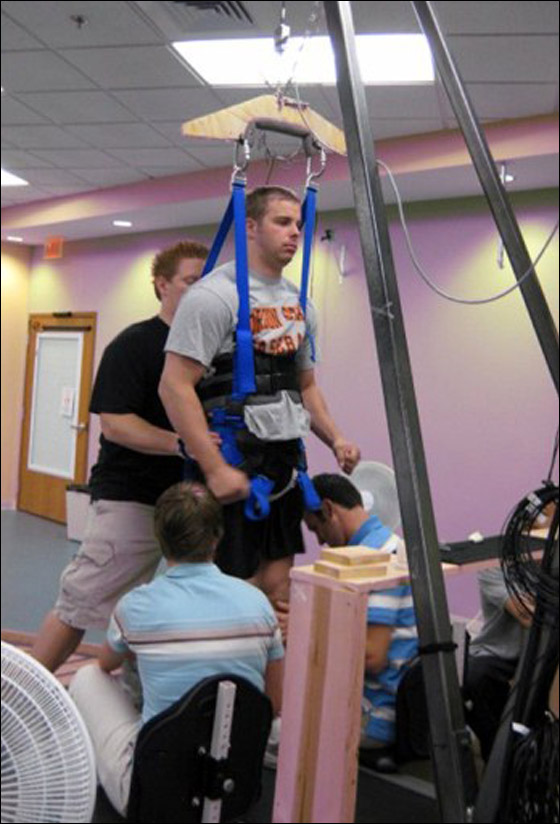 امريكي مشلول يتمكن من المشي مجددا رغم انشطار نخاعه الشوكي!!