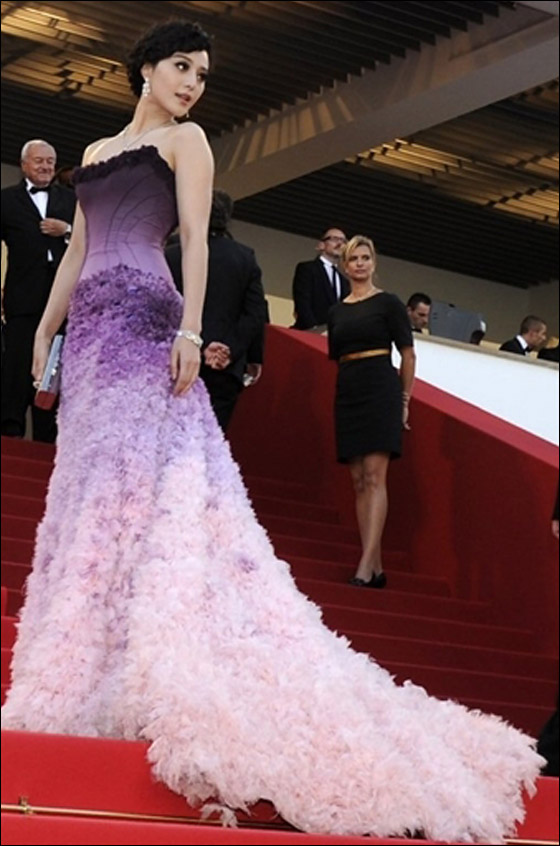 بالصور.. شايف ينقل لكم أزياء النجمات العالميات في مهرجان كان!