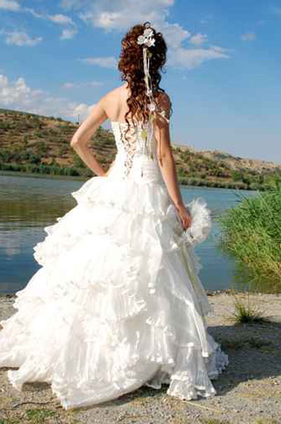 تمتعوا بأجمل باقة لفساتين الزفاف للسيدات المقبلات على الزواج