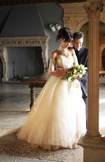 تمتعوا بأجمل باقة لفساتين الزفاف للسيدات المقبلات على الزواج