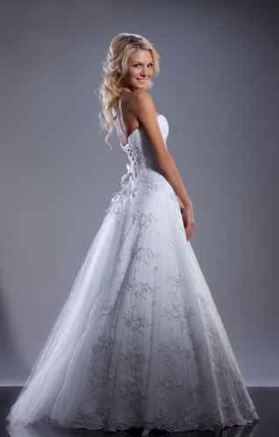 تمتعوا بأجمل باقة لفساتين الزفاف للسيدات المقبلات على الزواج