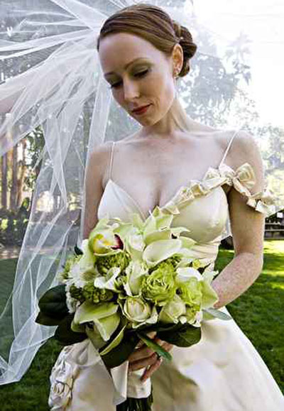 تمتعوا بأجمل باقة لفساتين الزفاف للسيدات المقبلات على الزواج