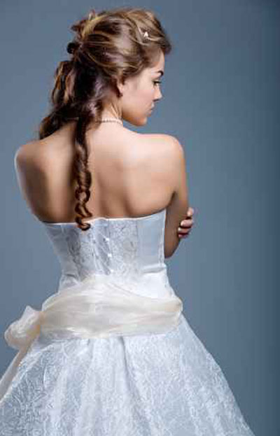 تمتعوا بأجمل باقة لفساتين الزفاف للسيدات المقبلات على الزواج