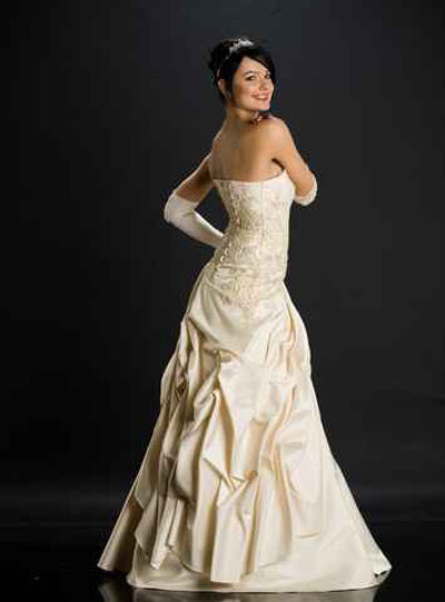 تمتعوا بأجمل باقة لفساتين الزفاف للسيدات المقبلات على الزواج