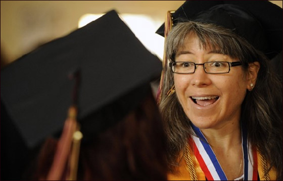 الامل لا يموت: تحصل على شهادة بعد فقدان ذاكرتها مدة عقدين! 