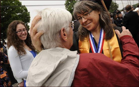 الامل لا يموت: تحصل على شهادة بعد فقدان ذاكرتها مدة عقدين! 