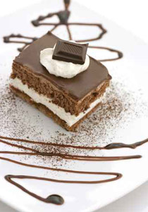 اليك.. طريقة تحضير كعكة الشوكولاتة مع البسكوت!