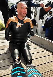 ما من مستحيل: مبتور الساقين والذراعين يجوب العالم سباحة