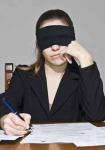 كفيفة قهرت مرض السرطان وواصلت دراستها الجامعية بتفوق!