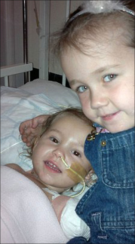 طفلة مبتورة الاطراف ترتدي حذائها المفضل مجددا بفضل ساقي الاميرة