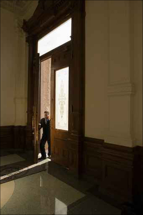 بالصور.. مجموعة فاخرة من الابواب المنزلية!!