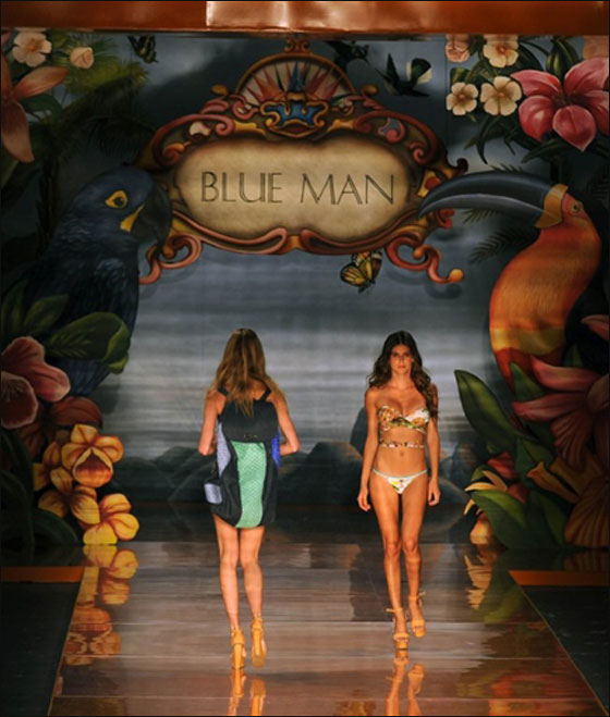 بالفيديو: عارضة أزياء متحولة جنسيا تتالق في اسبوع الموضة!