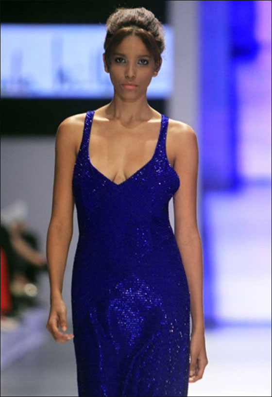 بالفيديو: عارضة أزياء متحولة جنسيا تتالق في اسبوع الموضة!