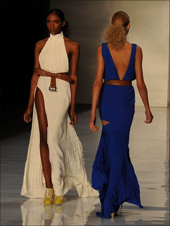 بالفيديو: عارضة أزياء متحولة جنسيا تتالق في اسبوع الموضة!