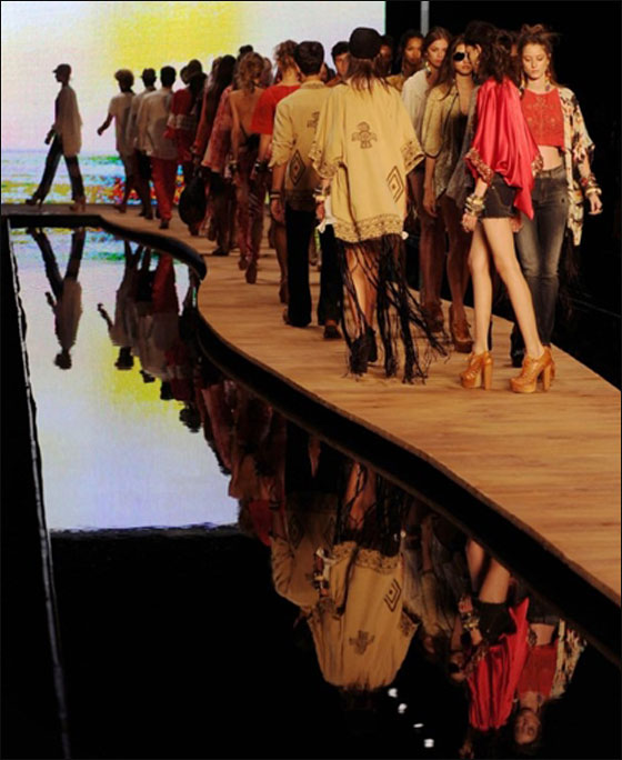 بالفيديو: عارضة أزياء متحولة جنسيا تتالق في اسبوع الموضة!