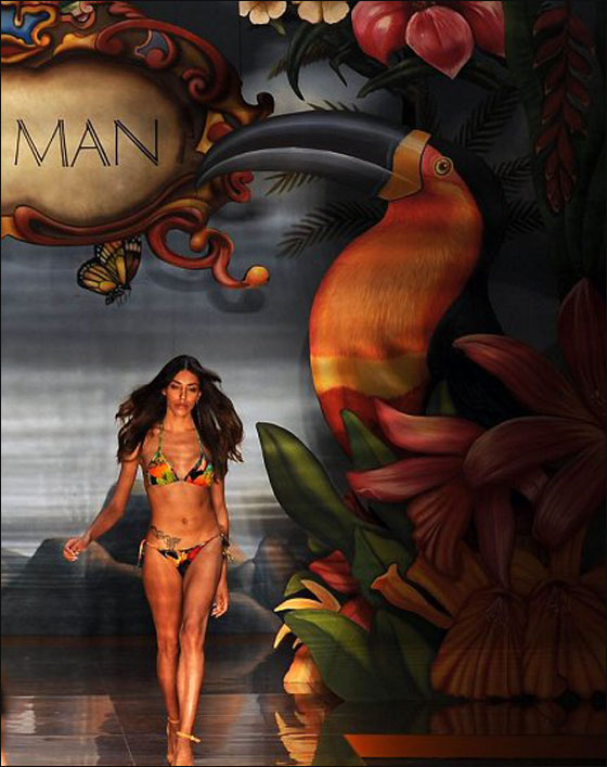 بالفيديو: عارضة أزياء متحولة جنسيا تتالق في اسبوع الموضة!