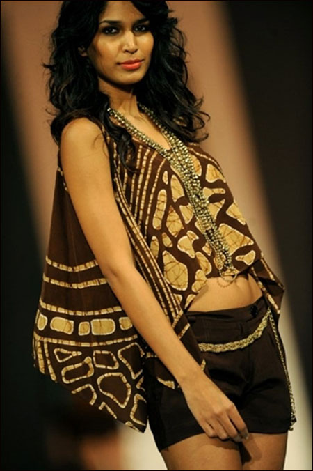 بالصور.. عرض أزياء مدهش في كولومبو!! 