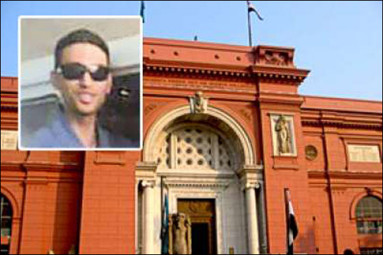 كفيف يعمل في الارشاد السياحي ويرشد باللمس ما لا يرى بالعين!