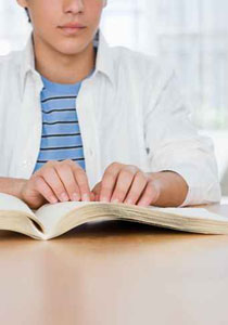 كفيف يعمل في الارشاد السياحي ويرشد باللمس ما لا يرى بالعين!