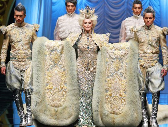 كارمين ديل في الثمانين من عمرها وما تزال عارضة أزياء