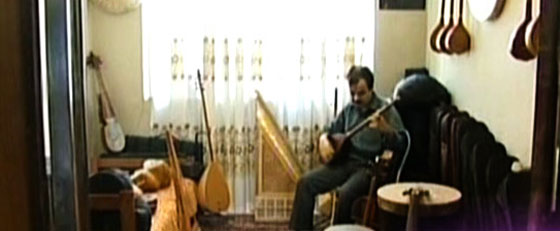 كفيف يعزف على 16 آلة موسيقية ويعلمها لـ 40 تلميذ كفيف يعزف على 16 آلة موسيقية ويعلمها لـ 40 تلميذ