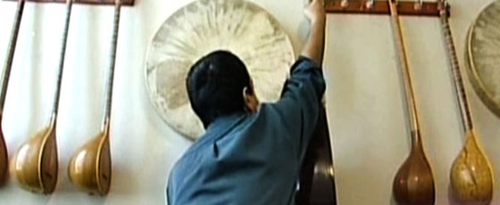 كفيف يعزف على 16 آلة موسيقية ويعلمها لـ 40 تلميذ كفيف يعزف على 16 آلة موسيقية ويعلمها لـ 40 تلميذ