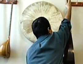 كفيف يعزف على 16 آلة موسيقية ويعلمها لـ 40 تلميذ 