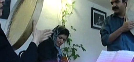 كفيف يعزف على 16 آلة موسيقية ويعلمها لـ 40 تلميذ كفيف يعزف على 16 آلة موسيقية ويعلمها لـ 40 تلميذ