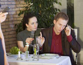 التحدث بالتلفون ومشاهدة التلفاز أثناء تناول الطعام يسبب البدانة!