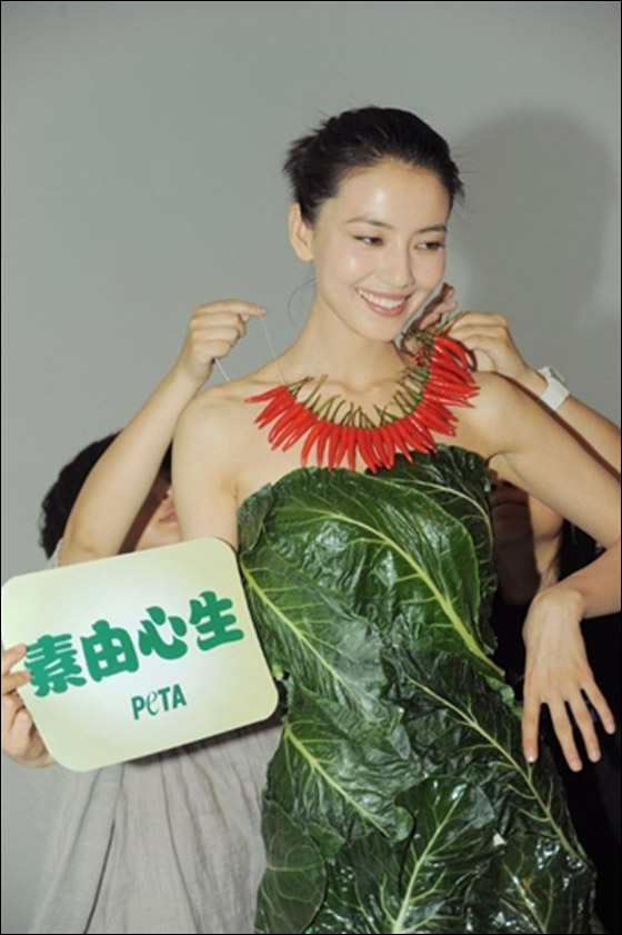 بالصور.. ممثلة ترتدي ثوبا من الخس وعقدا من الفلفل الحار! 