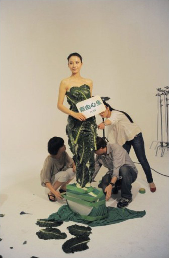 بالصور.. ممثلة ترتدي ثوبا من الخس وعقدا من الفلفل الحار! 