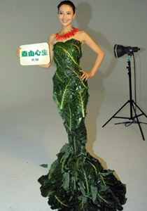 بالصور.. ممثلة ترتدي ثوبا من الخس وعقدا من الفلفل الحار! 