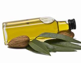 استعملي زيت الزيتون وزيت اللوز للاعتناء باظافر قوية!