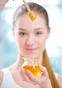 استغلي كنوز الطبيعة.. اليك قناع العسل لجمال بشرتك!