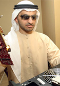 اماراتي احترف الاخراج  وصيانة الحواسيب رغم كونه ضرير!! 