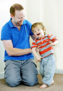 لا تفقدوا الامل ابدا: طفل مع نصف ذهن يمشي بسعادة رغم شلله!