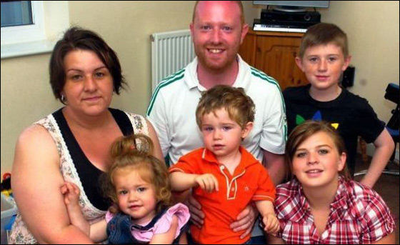 لا تفقدوا الامل ابدا: طفل مع نصف ذهن يمشي بسعادة رغم شلله!