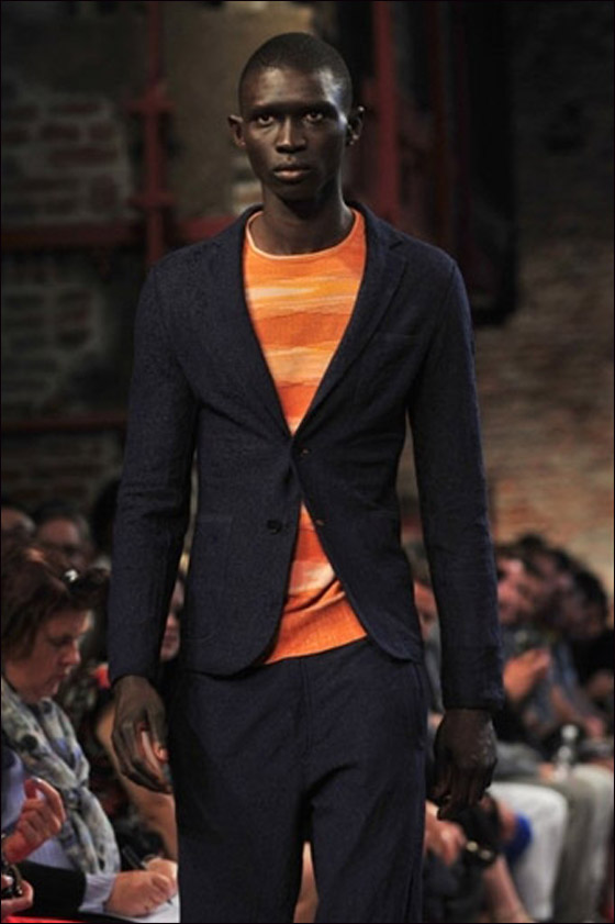 بالصور.. الأزياء العصرية لربيع وصيف 2012