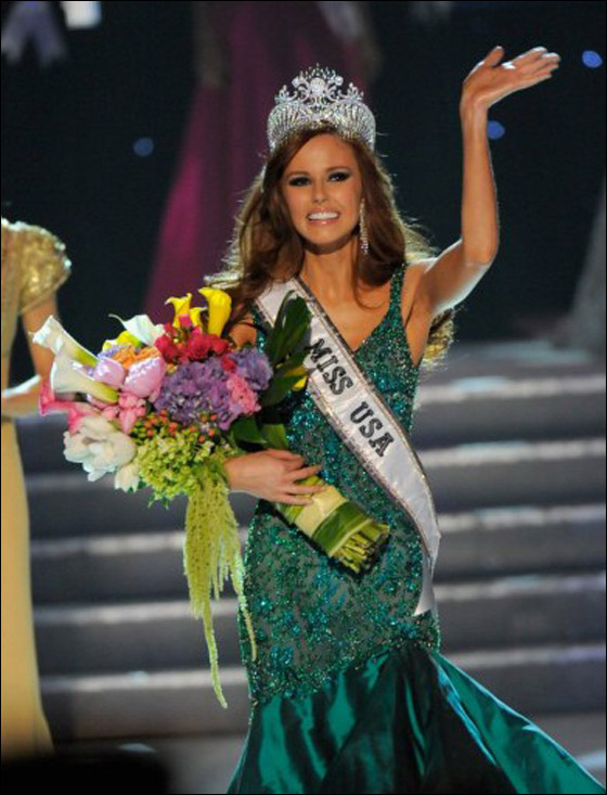 بالصور: اليسا كامبانيلا تتوج ملكة جمال الولايات المتحدة لعام 2011!