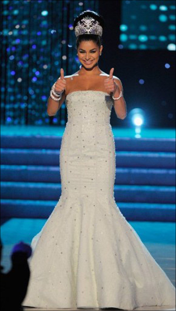 بالصور: اليسا كامبانيلا تتوج ملكة جمال الولايات المتحدة لعام 2011!